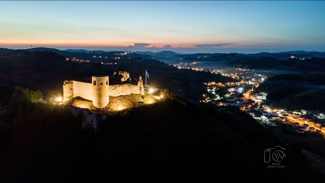 Osvijetljene zidine Starog grada Bužima iznad grada