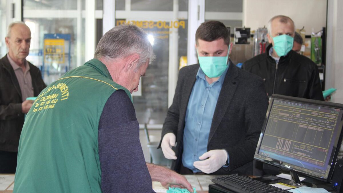 PODIJELJENE ZAŠTITNE MASKE  GRAĐANIMA, PODUZEĆIMA I DOMU ZDRAVLJA BUŽIM