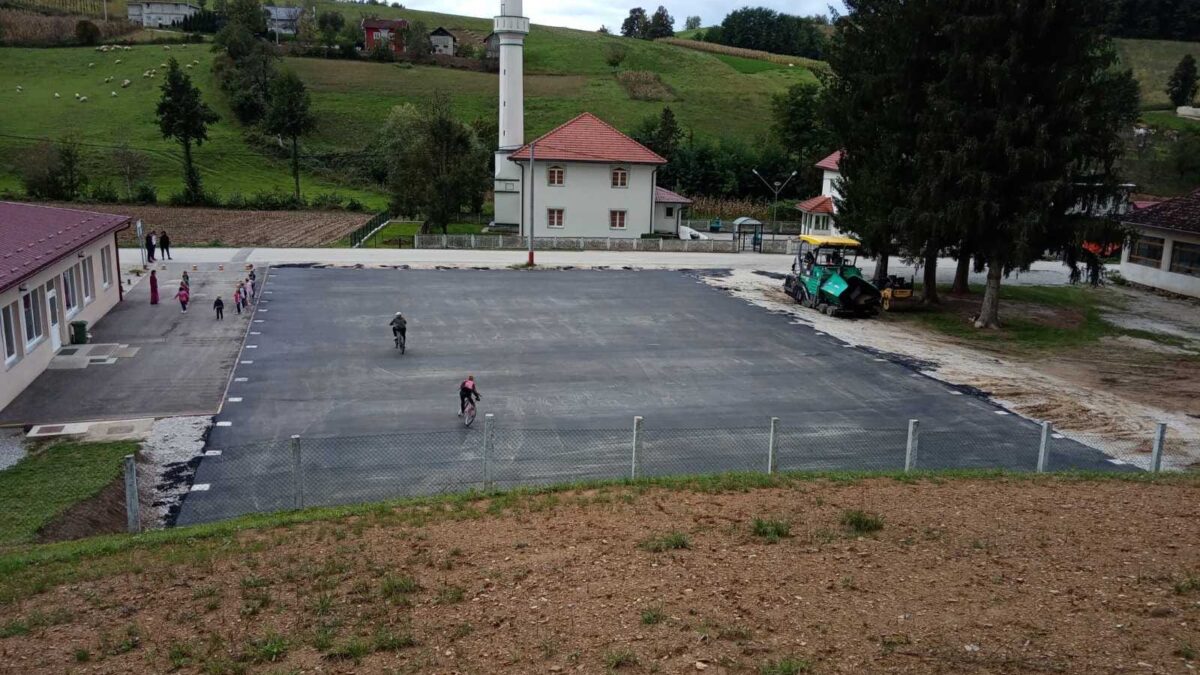 ZAVRŠENO ASLATIRANJE IGRALIŠTA U MZ BUĆEVCI