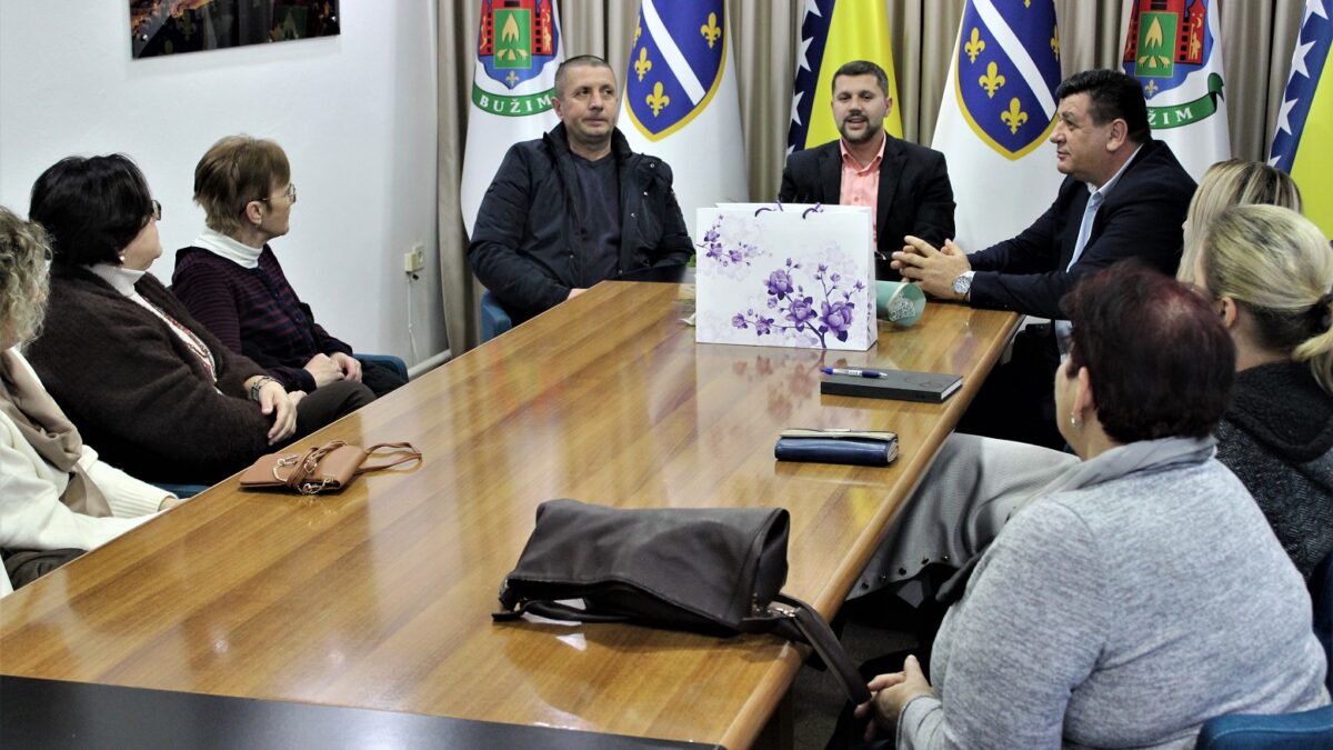 ČLANICE ŽENSKOG GRADSKOG HORA NA PRIJEMU KOD NAČELNIKA OPĆINE