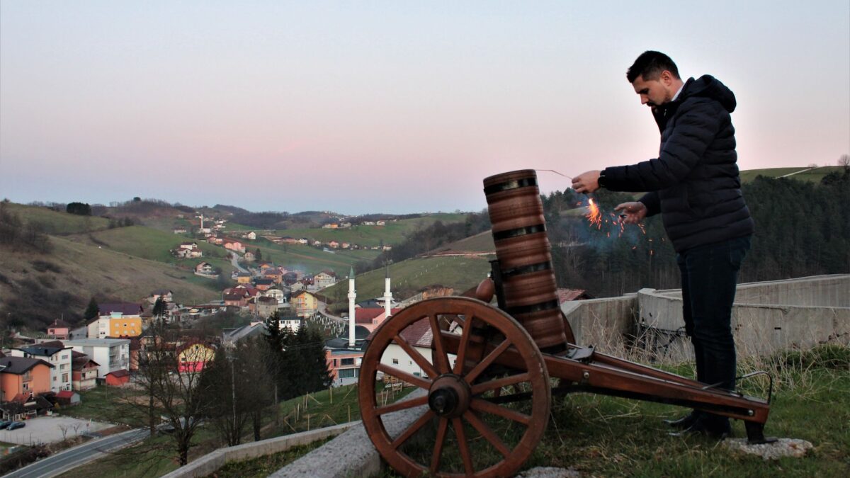 PUCANJEM IZ RAMAZANSKOG TOPA OZNAČEN POČETAK MJESECA RAMAZANA