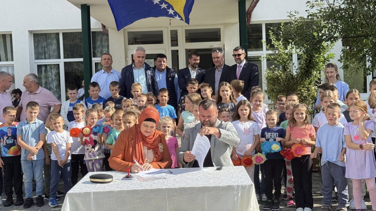 POTPISAN UGOVOR ZA TREĆU FAZU IZGRADNJE  ŠKOLSKE SALE U VAROŠKOJ RIJECI